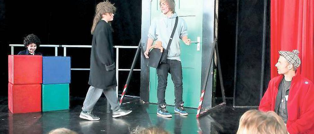 Ins Kino gehen, obwohl das Baby schreit? Viel Spaß hatten die Schüler bei den Rollenspielen, in denen es um den Alltag im Familienleben ging.