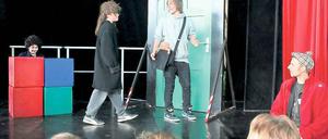 Ins Kino gehen, obwohl das Baby schreit? Viel Spaß hatten die Schüler bei den Rollenspielen, in denen es um den Alltag im Familienleben ging.