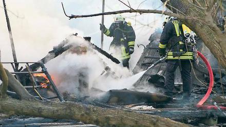Verkohlt. Die Baracke am Kreisel im Zentrum-Ost brannte völlig ab. Die Feuerwehr setzte wegen des Rauches Atemschutzmasken ein.
