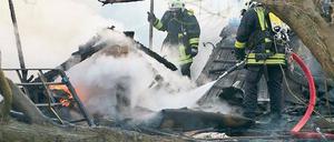 Verkohlt. Die Baracke am Kreisel im Zentrum-Ost brannte völlig ab. Die Feuerwehr setzte wegen des Rauches Atemschutzmasken ein.