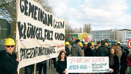 Rede und Gegenrede: Links das große Plakat der „Freiland“-Sympathisanten, links das kleinere Gegenstück vom Ring Christlich Demokratischer Studenten und von der Jungen Union. Letztere wollten am Montag gegen „Studenten-Filz“ demonstrieren.