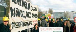 Rede und Gegenrede: Links das große Plakat der „Freiland“-Sympathisanten, links das kleinere Gegenstück vom Ring Christlich Demokratischer Studenten und von der Jungen Union. Letztere wollten am Montag gegen „Studenten-Filz“ demonstrieren.