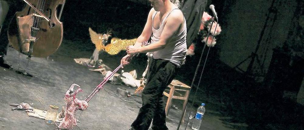 Mit erstaunlicher Akribie. Das Figurentheater Wilde&amp;Vogel ließ sich zu unerwartet infantilen Exzessen hinreißen.