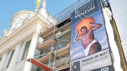 Zweimal Atlas. Bob-Olympiasieger Kuske zeigt sich in Statuen-Pose.