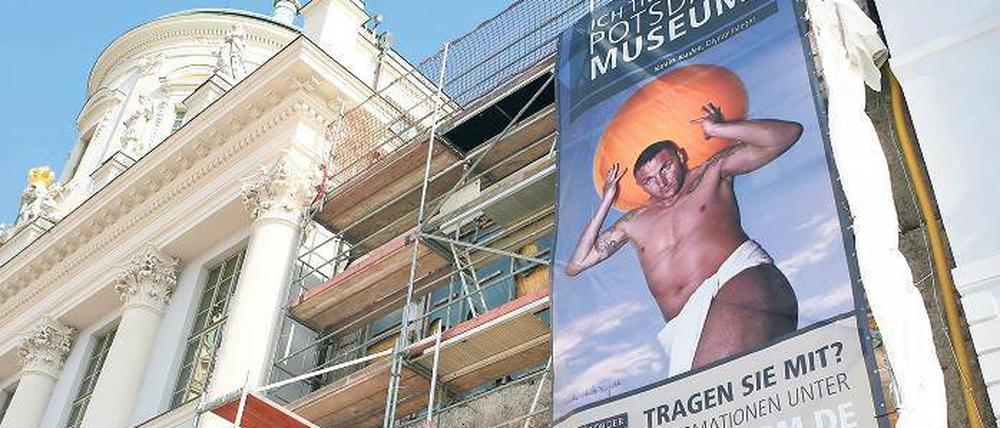 Zweimal Atlas. Bob-Olympiasieger Kuske zeigt sich in Statuen-Pose.