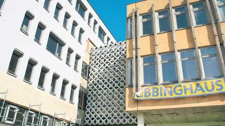 Problematisches Zwischenstück. So lange der Verbinder (Bildmitte) zwischen Fachhochschule (l.) und Bibliothek (r.) nicht abgerissen ist, kann die Bibliothek nicht fertig saniert werden. Für den Abbruch hat die Stadt Fördermittel beantragt.