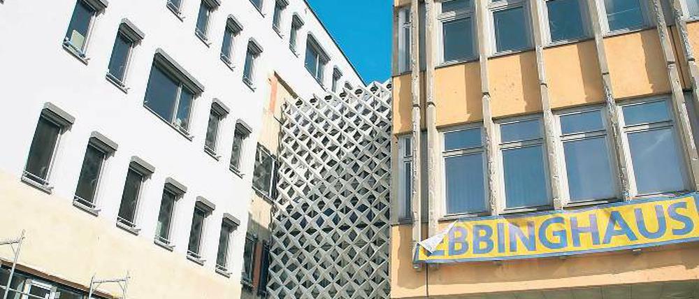 Problematisches Zwischenstück. So lange der Verbinder (Bildmitte) zwischen Fachhochschule (l.) und Bibliothek (r.) nicht abgerissen ist, kann die Bibliothek nicht fertig saniert werden. Für den Abbruch hat die Stadt Fördermittel beantragt.