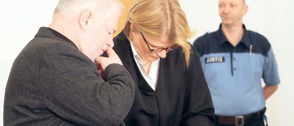 Muss sich noch gedulden: Hilpert gestern mit seiner Anwältin Heide Sandkuhl.