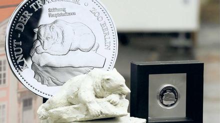 Knapp ein Jahr nach dem Tod von Knut gab es eine neue Gedenkmedaille.