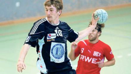 Mitten im Abstiegskampf. Jan Piske, Linksaußenspieler des 1. VfL Potsdam, bleibt dennoch optimistisch. „Wir müssen den Kopf weiter hochhalten und versuchen, an die guten Leistungen anzuknüpfen“, sagt er.