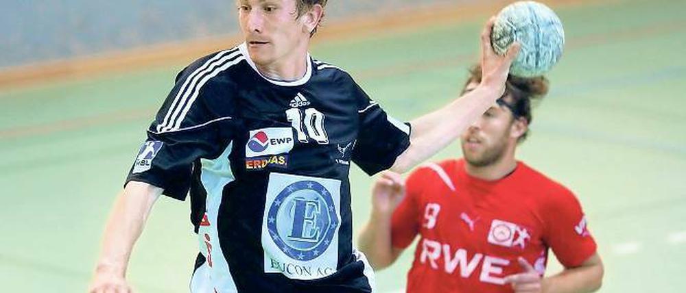 Mitten im Abstiegskampf. Jan Piske, Linksaußenspieler des 1. VfL Potsdam, bleibt dennoch optimistisch. „Wir müssen den Kopf weiter hochhalten und versuchen, an die guten Leistungen anzuknüpfen“, sagt er.
