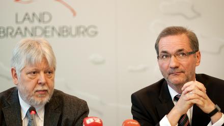 Der stellvertretende Ministerpräsident und Finanzminister des Landes Brandenburg, Helmuth Markov (Linke, l.) und der Ministerpräsident des Landes Brandenburg, Matthias Platzeck (SPD), sitzen am Freitag in der Landespressekonferenz in der Staatskanzlei in Potsdam nebeneinander. Der Landesvater und sein Stellvertreter gaben am Freitag eine Pressekonferenz zur Halbzeitbilanz der Landesregierung.