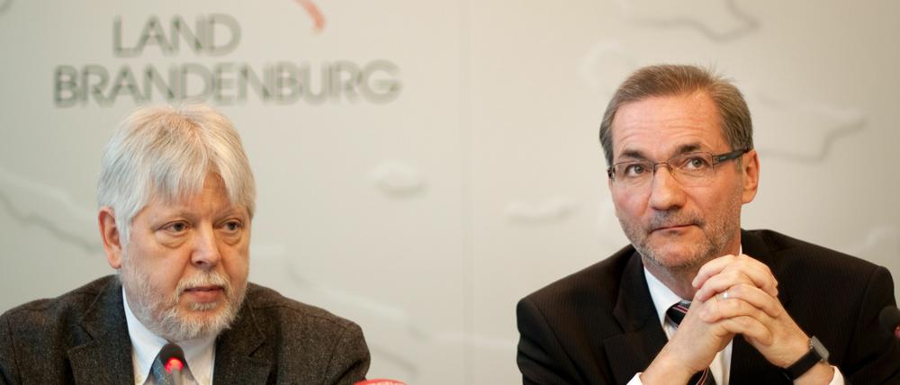 Der stellvertretende Ministerpräsident und Finanzminister des Landes Brandenburg, Helmuth Markov (Linke, l.) und der Ministerpräsident des Landes Brandenburg, Matthias Platzeck (SPD), sitzen am Freitag in der Landespressekonferenz in der Staatskanzlei in Potsdam nebeneinander. Der Landesvater und sein Stellvertreter gaben am Freitag eine Pressekonferenz zur Halbzeitbilanz der Landesregierung.