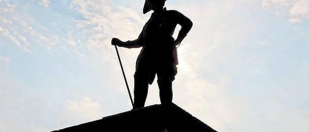 Der Mann wirft noch immer reichlich Schatten. Denkmal Friedrichs II. auf dem Marktplatz in Kloster Zinna. 