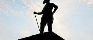 Der Mann wirft noch immer reichlich Schatten. Denkmal Friedrichs II. auf dem Marktplatz in Kloster Zinna.