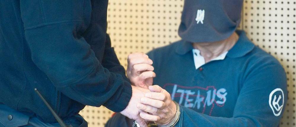 Geständig: Klaus-Dieter L. werden die Handschellen abgenommen.