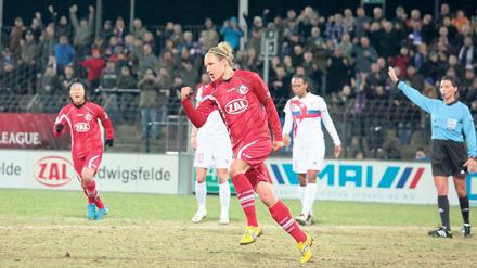 Geschafft. Mit ihrem verwandelten Elfmeter besorgte Babett Peter kurz vor dem Halbzeitpfiff den 2:0-Siegtreffer für Turbine Potsdam. Zuvor hatte Patricia Hanebeck die Gastgeberinnen bereits in Führung gebracht.