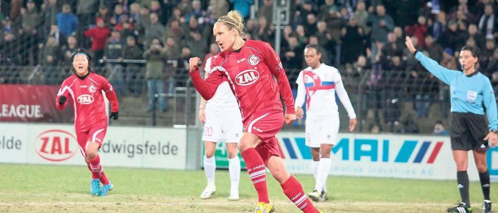 Geschafft. Mit ihrem verwandelten Elfmeter besorgte Babett Peter kurz vor dem Halbzeitpfiff den 2:0-Siegtreffer für Turbine Potsdam. Zuvor hatte Patricia Hanebeck die Gastgeberinnen bereits in Führung gebracht.