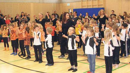 Parkett sportlich eingeweiht. Den Kindern gefällt ihre neue Turnhalle.