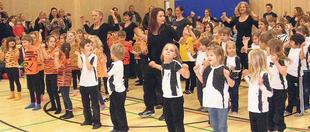 Parkett sportlich eingeweiht. Den Kindern gefällt ihre neue Turnhalle.