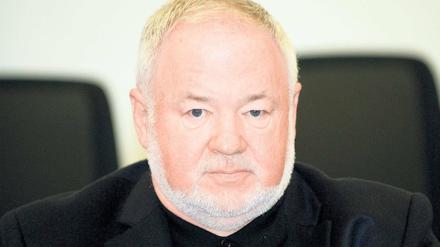 Hilpert gestern im Landgericht: Sein Anwalt sagt, es bestehe keine Fluchtgefahr, weil der Angeklagte rehabilitiert werden will.