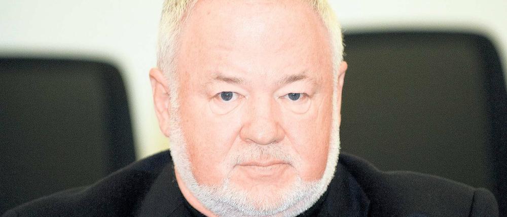 Hilpert gestern im Landgericht: Sein Anwalt sagt, es bestehe keine Fluchtgefahr, weil der Angeklagte rehabilitiert werden will.