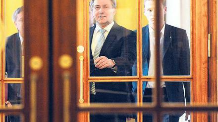 Aufgeräumt. Klaus Wowereit am Dienstag auf dem Weg zur Pressekonferenz, auf der er die Einladungen des umstrittenen Event-Managers Manfred Schmidt und des Unternehmers und Ex-Bahnchefs Heinz Dürr erklären muss.