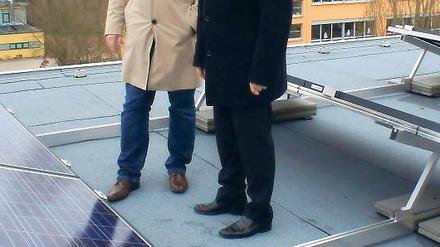 Sonne aufs Dach. KIS-Chef Richter (l.) und EWP-Chef Böhme (r.).
