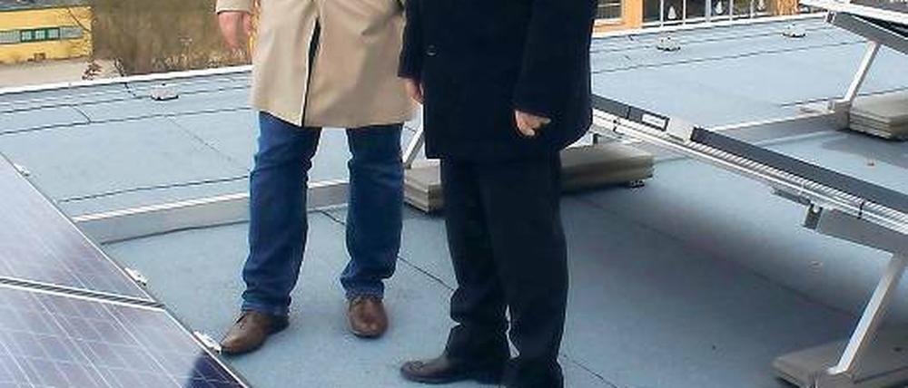 Sonne aufs Dach. KIS-Chef Richter (l.) und EWP-Chef Böhme (r.).