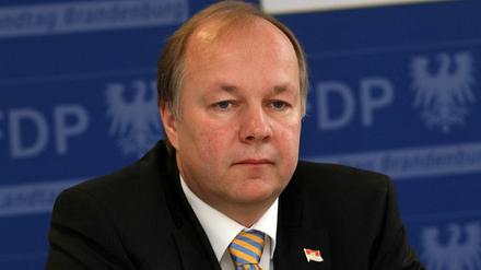 Der brandenburgische FDP-Politiker Hans-Peter Goetz will erreichen, dass im Landtag nicht länger grundgesetzwidrig Zulagen für die Führungsleute von Fraktionen gezahlt werden.