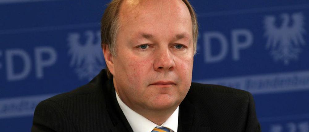 Der brandenburgische FDP-Politiker Hans-Peter Goetz will erreichen, dass im Landtag nicht länger grundgesetzwidrig Zulagen für die Führungsleute von Fraktionen gezahlt werden.