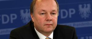 Der brandenburgische FDP-Politiker Hans-Peter Goetz will erreichen, dass im Landtag nicht länger grundgesetzwidrig Zulagen für die Führungsleute von Fraktionen gezahlt werden.