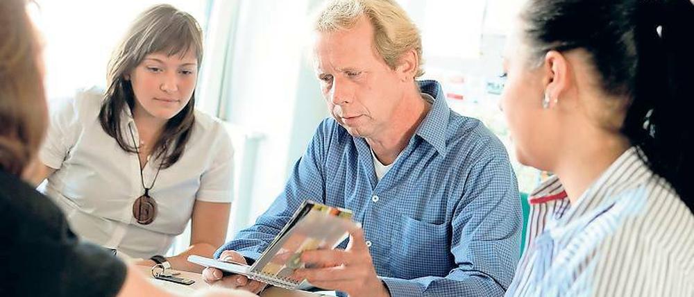 Individuelle Beratung: Im Gespräch mit potenziellen Firmengründern lotet Projektleiter Klaus Wessels (Mitte) die Stärken und Schwächen der Geschäftsideen aus.