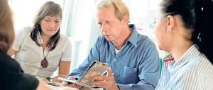 Individuelle Beratung: Im Gespräch mit potenziellen Firmengründern lotet Projektleiter Klaus Wessels (Mitte) die Stärken und Schwächen der Geschäftsideen aus.