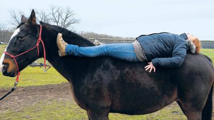 Kommunikation. Die Mitarbeiterin der Europa-Universität Viadrina, Anita Kumecka, liegt während eines Seminars auf dem Rücken der argentinischen Polo-Stute Esperanza.