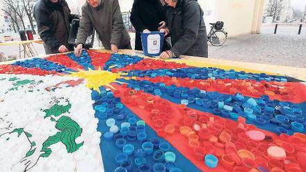 6000 Plastikdeckel: Mit einer ungewöhnlichen Aktion machte die Potsdamer Regionalgruppe der Tibet Initiative Deutschland (TID) am Samstag vor dem Brandenburger Tor auf die Unterdrückung der Tibeter durch China aufmerksam.