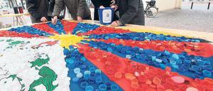 6000 Plastikdeckel: Mit einer ungewöhnlichen Aktion machte die Potsdamer Regionalgruppe der Tibet Initiative Deutschland (TID) am Samstag vor dem Brandenburger Tor auf die Unterdrückung der Tibeter durch China aufmerksam.
