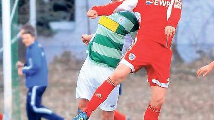 Hart umkämpftes Derby. Thomas Schultz (l., Werder) und David Hollwitz