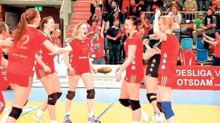 Große Erleichterung. Die Volleyballerinnen des SC Potsdam konnten nach dem deutlichen 3:0-Sieg am Samstagabend gegen Leverkusen nach einer schwierigen Saison den Klassenerhalt in der ersten Volleyball-Bundesliga bejubeln.
