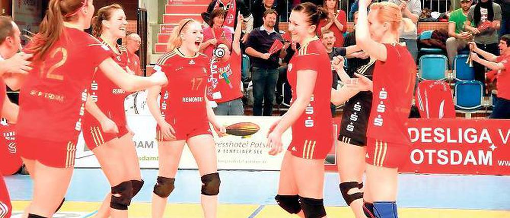 Große Erleichterung. Die Volleyballerinnen des SC Potsdam konnten nach dem deutlichen 3:0-Sieg am Samstagabend gegen Leverkusen nach einer schwierigen Saison den Klassenerhalt in der ersten Volleyball-Bundesliga bejubeln.