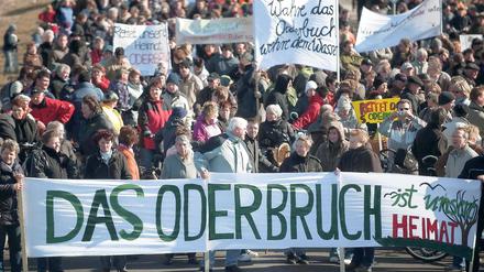 Gesperrt. Bewohner des Oderbruchs und viele Sympathisanten demonstrierten am Sonntag für den Erhalt des Oderbruchs und mehr Unterstützung durch die Landesregierung im Kampf gegen Hochwasser.