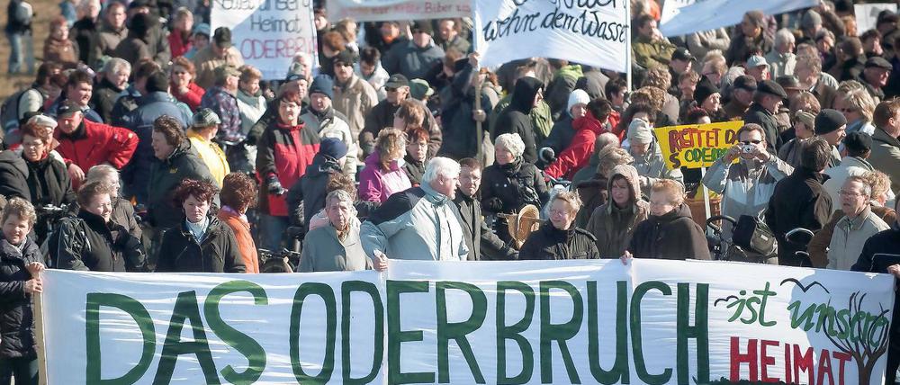 Gesperrt. Bewohner des Oderbruchs und viele Sympathisanten demonstrierten am Sonntag für den Erhalt des Oderbruchs und mehr Unterstützung durch die Landesregierung im Kampf gegen Hochwasser.