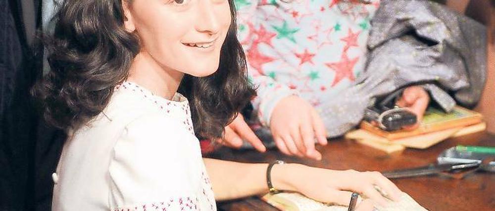 Ein Vorbild. Schülerinnen der Anne-Frank-Grundschule umringten am Freitag die Figur der Namensgeberin ihrer Schule. Bei Madame Tussauds sitzt die Figur Anne Franks am Schreibtisch vor dem berühmten Tagebuch, das Millionen Jugendlichen die Judenverfolgung durch die Nazis näherbringt als jede Geschichtsstunde.