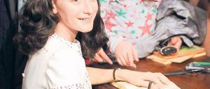 Ein Vorbild. Schülerinnen der Anne-Frank-Grundschule umringten am Freitag die Figur der Namensgeberin ihrer Schule. Bei Madame Tussauds sitzt die Figur Anne Franks am Schreibtisch vor dem berühmten Tagebuch, das Millionen Jugendlichen die Judenverfolgung durch die Nazis näherbringt als jede Geschichtsstunde.