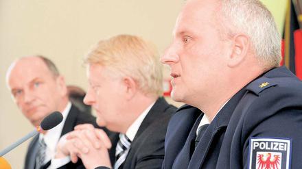 Ratlos? Der Leiter der Soko Grenze Jens Starigk (v.r.), Polizeipräsident Arne Feuring und Innenminister Dietmar Woidke (SPD) am Freitag in Potsdam: Trotz sinkender Kriminalität steigt der Anteil der Diebstähle beständig an.