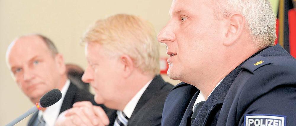 Ratlos? Der Leiter der Soko Grenze Jens Starigk (v.r.), Polizeipräsident Arne Feuring und Innenminister Dietmar Woidke (SPD) am Freitag in Potsdam: Trotz sinkender Kriminalität steigt der Anteil der Diebstähle beständig an.