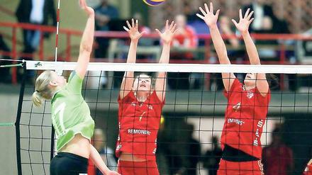 Weiß um die Schwere der Aufgabe. Kristina Bognar (Mitte) – hier im Spiel gegen Münster mit Ines Bathen (links) und Nikol Sajdova – machte zuletzt gegen Alemannia Aachen auf der Zuspielposition ein super Spiel.