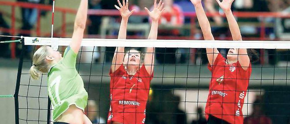Weiß um die Schwere der Aufgabe. Kristina Bognar (Mitte) – hier im Spiel gegen Münster mit Ines Bathen (links) und Nikol Sajdova – machte zuletzt gegen Alemannia Aachen auf der Zuspielposition ein super Spiel.