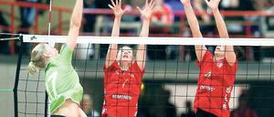 Weiß um die Schwere der Aufgabe. Kristina Bognar (Mitte) – hier im Spiel gegen Münster mit Ines Bathen (links) und Nikol Sajdova – machte zuletzt gegen Alemannia Aachen auf der Zuspielposition ein super Spiel.