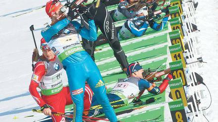 Gewusel am Schießstand. Bei der Männer-Staffel herrscht in Ruhpolding reger Betrieb.  